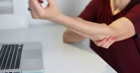 Odhalte příznaky tenisového lokte včas a naučte se cviky, které vám pomohou od bolesti