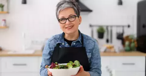 Menopauza a hubnutí: Jak správnou stravou porazit návaly horka, nespavost i kila navíc
