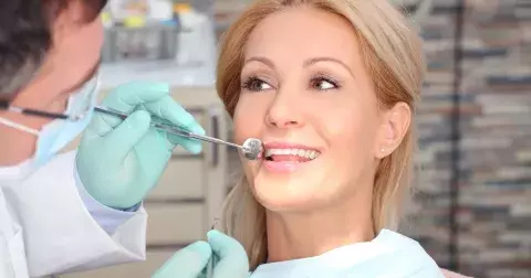 Ztráta stálého zubu není konečná: Proč zuby padají, co s dásněmi dělá menopauza a kolik stojí nový implantát