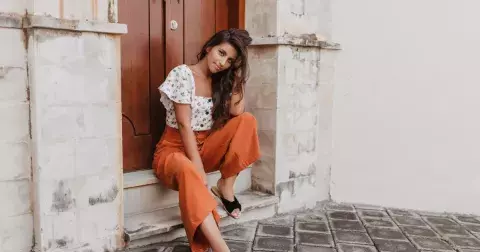 Tato délka kalhot letos zažívá comeback: Zjistěte, jaké jsou trendy a co je po 50 pasé
